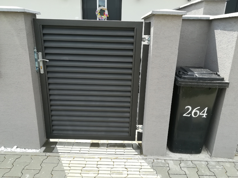 Lamellás lemezek a kerítésen Lamellás lemezek a kerítésen