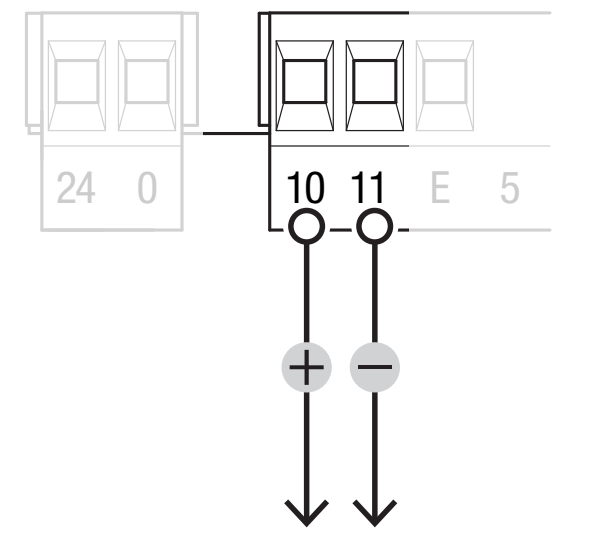 A ZN7 tartozéktáp-kimenete, DC esetén 10 (+) és 11 (−)