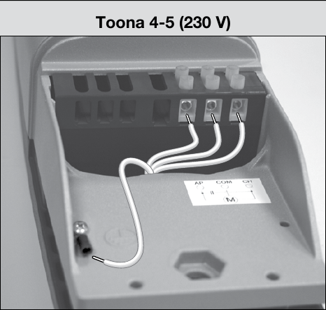 Az AP, COM és CH kapcsok, valamint a Toona 230 V-os motor védőföldelése