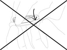 4. Közben ne nyomja meg a burkolat felső részét 4. Közben ne nyomja meg a burkolat felső részét
