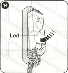 10. Helyezze a csatlakoztatott elektronikát a fotocellák házába, majd kapcsolja vissza az áramellátást. Végezze el a csatlakoztatott eszközök felismerési folyamatát a meghajtás vezérlőegységén. 10. Helyezze a csatlakoztatott elektronikát a fotocellák házába, majd kapcsolja vissza az áramellátást. Végezze el a csatlakoztatott eszközök felismerési folyamatát a meghajtás vezérlőegységén.