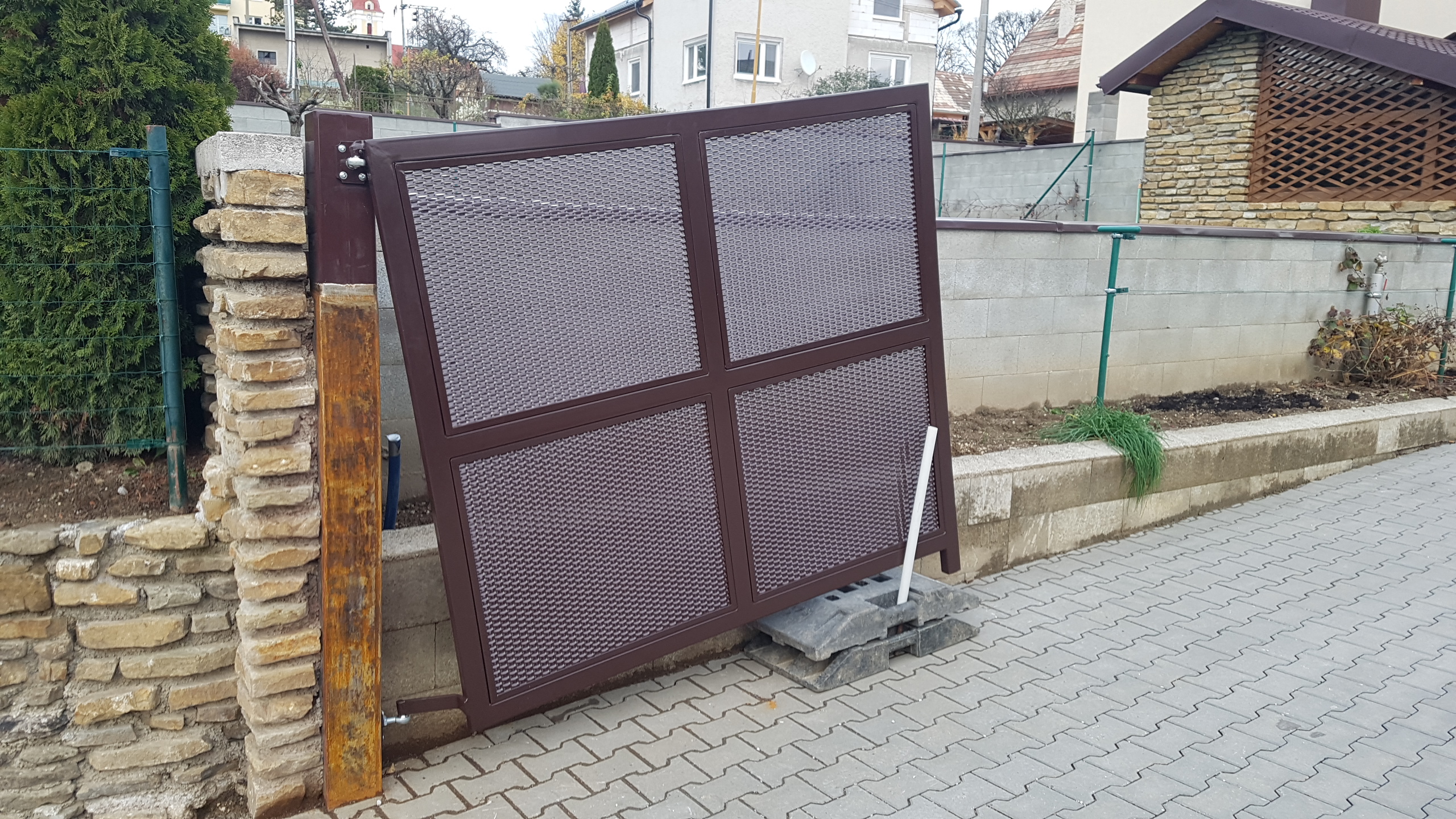 tengelyeltolásos pánt